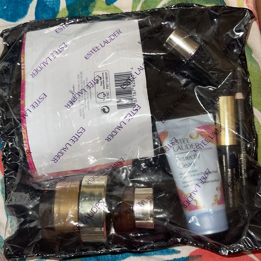Estee Lauder Endurance Travel pouch Set - Picture 3 of 4